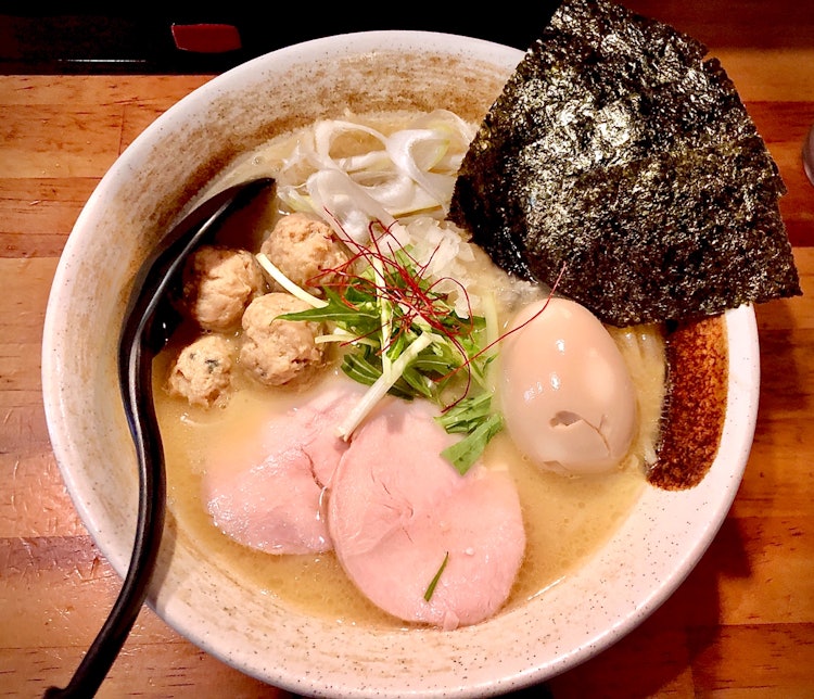 [画像1]濃厚鷄そば醤油 東京新橋 麺屋武一様々な種類の具と濃厚なスープが最後まで飽きることなく舌を楽しませてくれます🍜