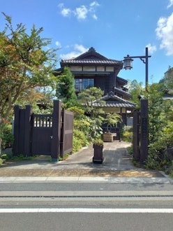 [画像2][English／日本語]The Takao Komakino Garden is a 15-minute walk from Takao Station, the next station to N
