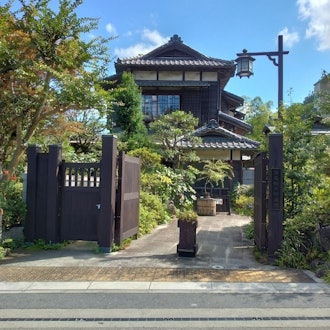 [이미지2][영어/일본어]다카오 고마키노 정원은 학교가 위치한 니시하치오지 역 옆 역인 다카오역에서 도보로 15분 거리에 있습니다. 방문객들은 가레산수이(건식 조경 정원)와 같은 일본 전통 