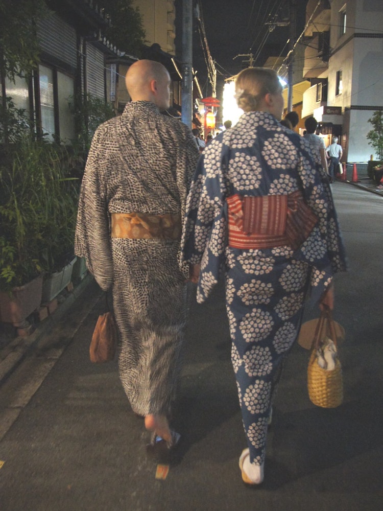 [相片1]這是京都的一個夏日夜晚。 這是一對來自外國的夫婦，他們穿著浴衣散步，作為對日本的回憶