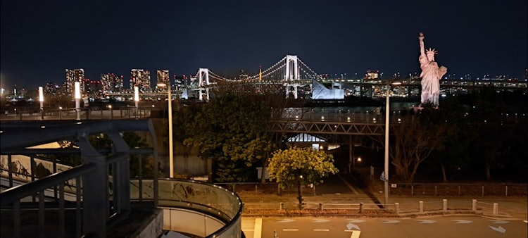 [相片1]这是东京都江东区台场“富士电视台”附近的景色！台场海滨公园晚上10点左右去了。您可以看到彩虹桥，它后面的东京塔和它前面的自由女神像。风景非常美丽。无论你什么时候去，风景都很美。有很多地方可以玩，你可以