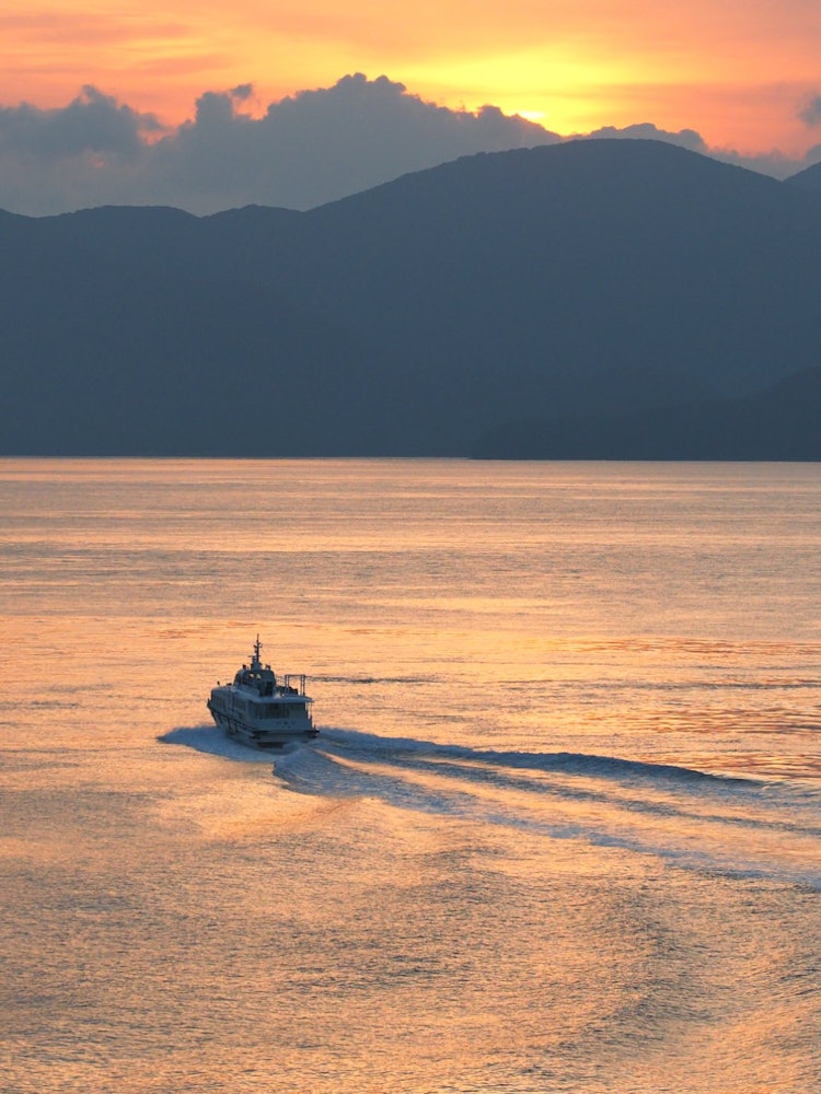 [Image1]Early morning scenery of the Kamiseki Strait, Yamaguchi Prefecture. The sea shines in the morning su