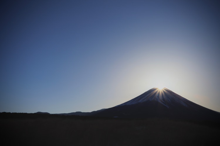 [相片1]静冈县富士宫市，朝雾高原附近。清晨阳光下的钻石富士。
