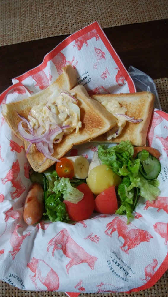 [相片1]  這是雞蛋三明治的午餐盒。 蔬菜在菜園裡收穫。 櫻桃番茄是一年中的第一個。
