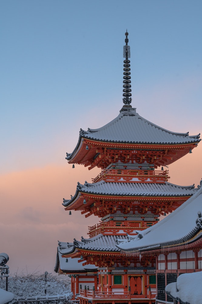 [相片1]京都大雪过后的第二天，早上，我去了清水寺，我拍了一张清水寺的日出和冬景的照片。