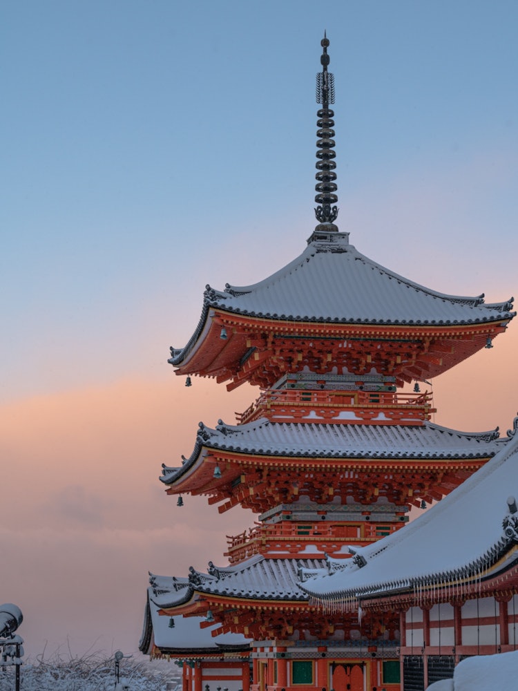 [相片1]京都大雪過後的第二天，早上，我去了清水寺，我拍了一張清水寺的日出和冬景的照片。
