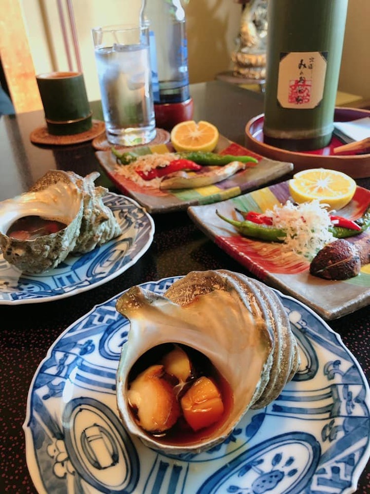 [이미지1]오사카 미노의 레스토랑 '미노챠료'는 매우 우아한 분위기에 흠뻑 빠질 수 있는 개인실입니다 오마카세 가이세키 식사 리큐노젠(8000엔, 봉사료 별도), 대나무 2잔(1,800엔),