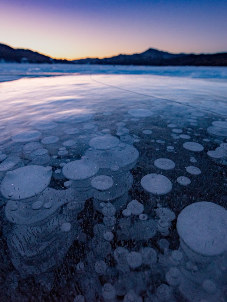 [相片1]北海道的冰泡，沼平湖。气泡被困在冰冻的湖中是一种罕见的现象。这一次，由于黎明时分拍摄，在-20°C以下非常寒冷，但是当我发现它时，寒冷被吹走了！陶舒别河大桥在沼平湖也很有名，但这种情况也在恶化，不知道