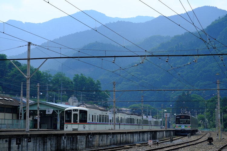 [이미지1]치치부 철도 미미네구치뒤쪽의 산은 터미널 역의 분위기를 조성합니다.