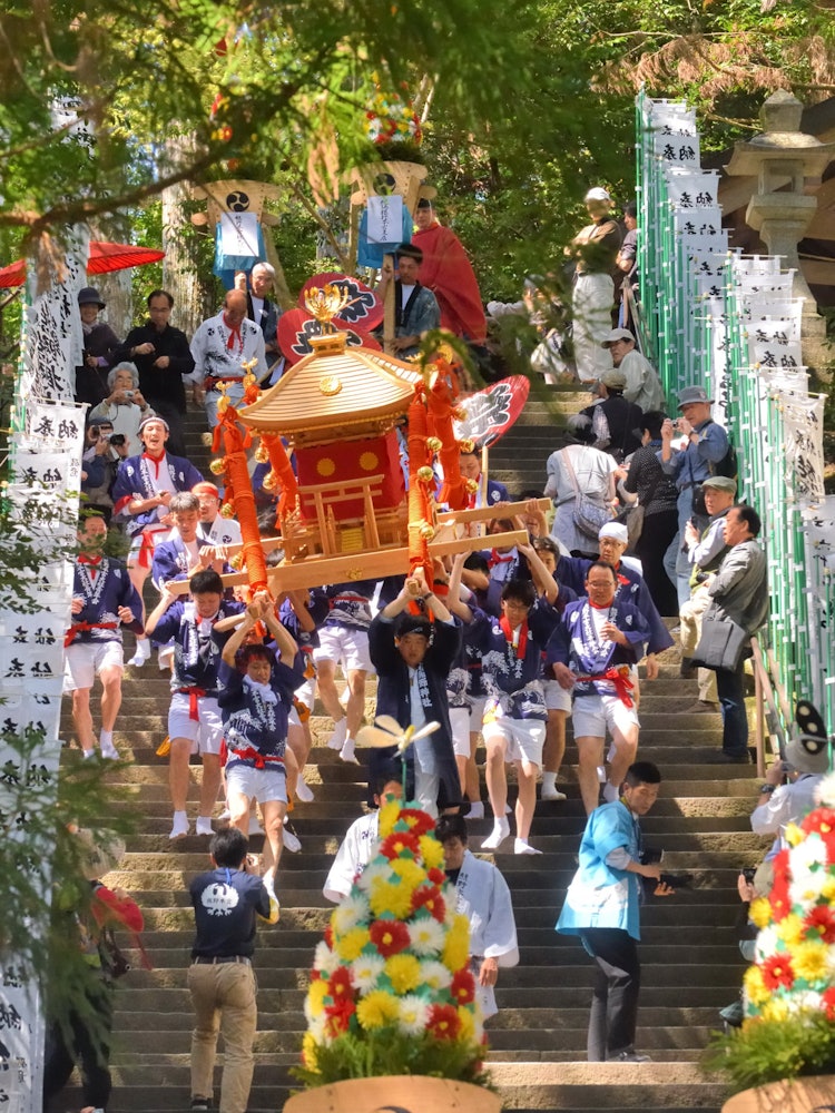 [画像1]熊野地方を代表する祭り、熊野本宮大社の例大祭です。 行事に参加しておられる皆さんの表情が、春を迎えた喜びにあふれていました。 毎年4月13日から15日まで執り行われています。