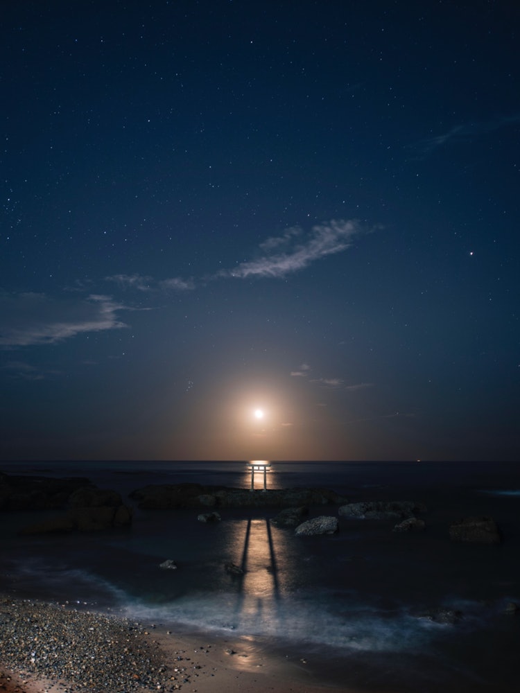 [이미지1]이바라키현의 오아라이.바다의 도리이.달이 뜨는 특별한 시간.