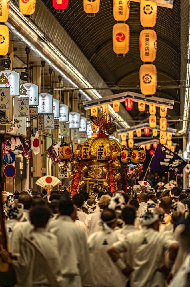 [画像1]祇園祭の神幸祭。お神輿を担ぎながらホイット！ ホイット！！ と掛け声が上がる様子は、まさに京都の夏の象徴のようでした。