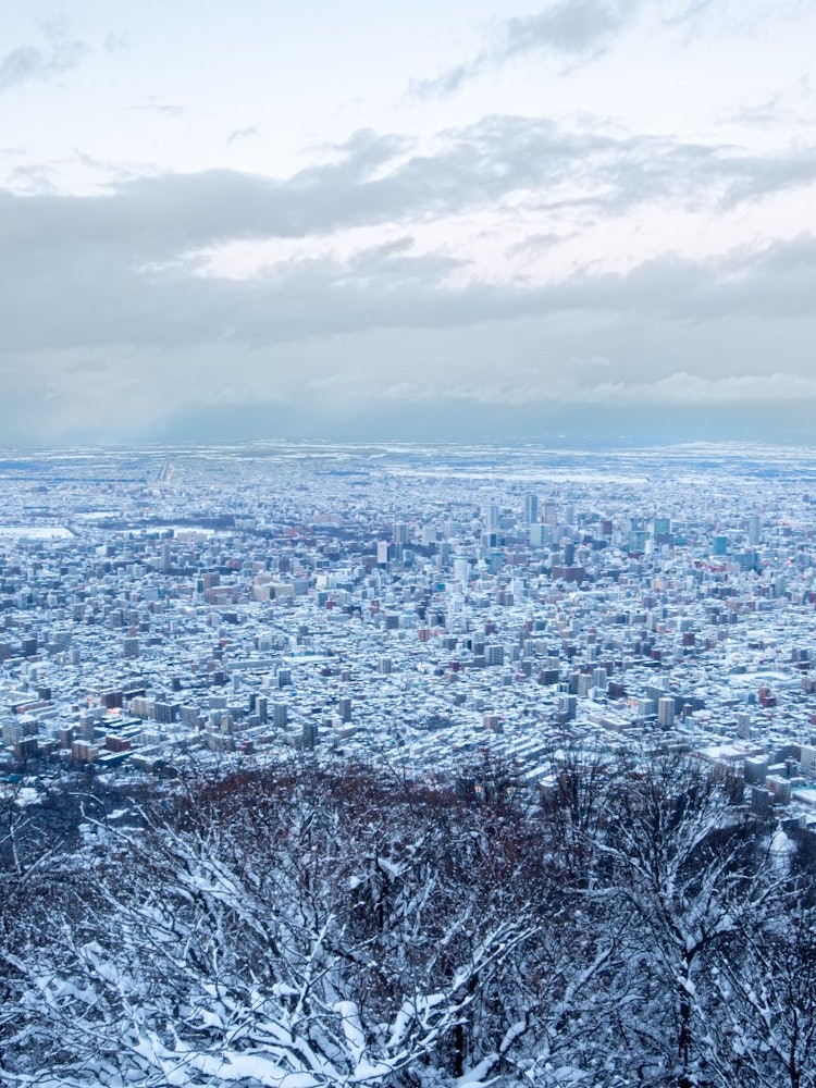 [画像1]冬化粧大雪が降った日の札幌の街並み気温も氷点下になりより一層寒さが厳しいですが、空気は澄みきっています