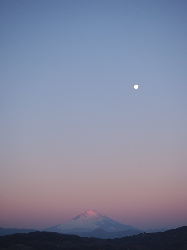 [이미지1]나는 니노미야를 방문하기 위해 아침에 첫 기차를 탔다. 아즈마산 . 보름달이 뜬 후 조금 지나간 달과 후지산은 매우 아름다웠습니다.