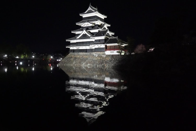 [이미지1]나가노현 마쓰모토시에 있는 마쓰모토 성입니다.천수각은 분로쿠 2~3년(1593~4)에 창건된 것으로 추정되며, 현존하는 일본에서 가장 오래된 5층, 6층 천수각으로, 히메지성, 히