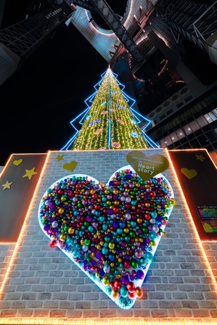[画像1]クリスマス終わってからこのSNSを始めてしまったので、出遅れ感がありますが気に入っている写真なので投稿させてください😭梅田スカイビルには毎年この巨大なツリーが出現します。 オーナメントのボールに願いを