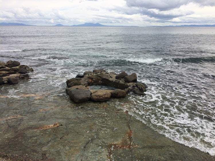[이미지1]세세키 온천. 세계자연유산인 시레토코 반도, 시레토코 국립공원 앞. 북쪽 국에서 촬영지로 라우스의 해안선에 위치하고 있어 만조시에는 보이지 않기 때문에 비탕 속의 비탕입니다. 날씨