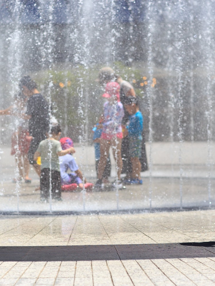 [이미지1]장소: IWGP (이케부쿠로 니시구치 공원) 분수대에서 노는 아이들 2