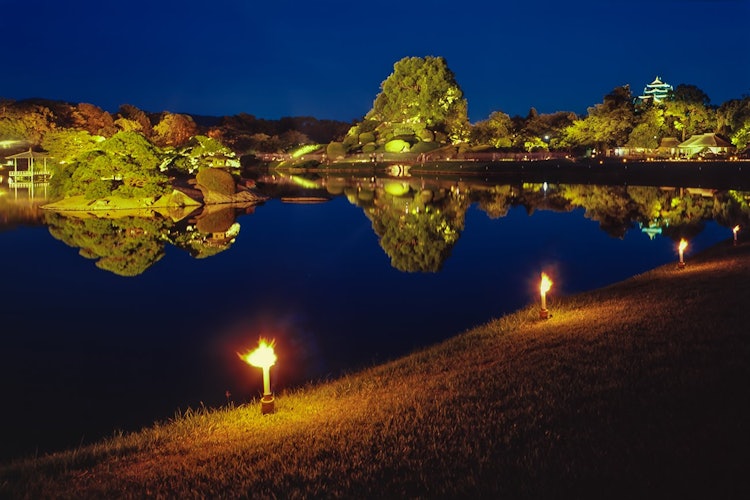 [相片1]冈山后乐园是日本冈山市三大名庭园之一。 每年8月1日至31日，都会举办夏夜灯饰活动“梦幻花园”。 照明方向每年也会一点一点地改变。 在此期间，还举办投影和音乐会。 晚上天气凉爽的时候，在灯火通明的日本