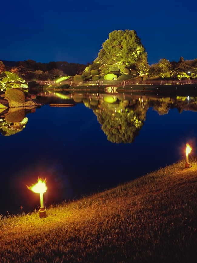 [相片1]岡山後樂園是日本岡山市三大名庭園之一。 每年8月1日至31日，都會舉辦夏夜燈飾活動「夢幻花園」。 照明方向每年也會一點一點地改變。 在此期間，還舉辦投影和音樂會。 晚上天氣涼爽的時候，在燈火通明的日本