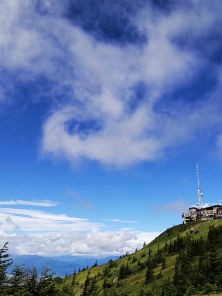 [相片1]位于长野县的宇久志原高原。 顾名思义，这是一个可以享受深蓝色天空和自然绿色植物的好地方。 山顶的绪斗酒店是Utsukushigahara的流行象征。
