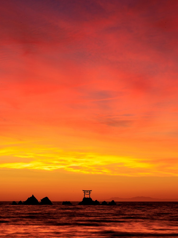 [Image1]Nata Coast in Oita Prefecture!The torii gate standing in the sea with the sunrise in the background 