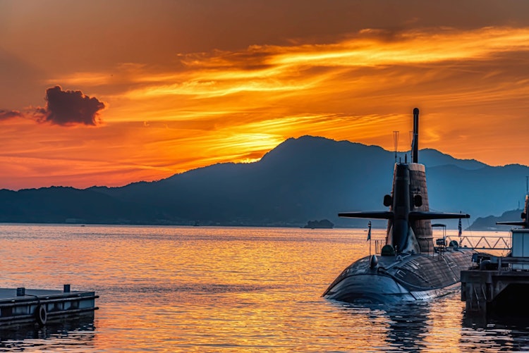 [相片1]日落美景中的潛艇#陣列 #潛艇 #潛艇尼康D75024-120毫米 1/125 ISOLightroom和Photoshop