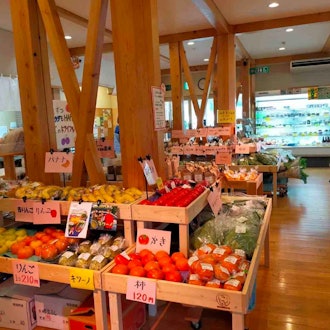 [相片2]這裡有一些推薦的河津町觀光景點，這是一個被大海和山脈自然所包圍的美麗小鎮！我們這次要介紹的觀光景點是「河津櫻花旅遊交流中心ODORICO Shop」。。來河津多良子吧！ ！！店內出售新鮮蔬菜、柑橘類水