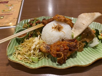 [画像1]今日紹介するのは八王子駅から徒歩5分のインドネシア料理のお店「クタバリカフェ」。 本校の学生がよく通っています。 本格的なインドネシア料理を楽しむことができます。 ハラルフードなのでクラスメートと食事