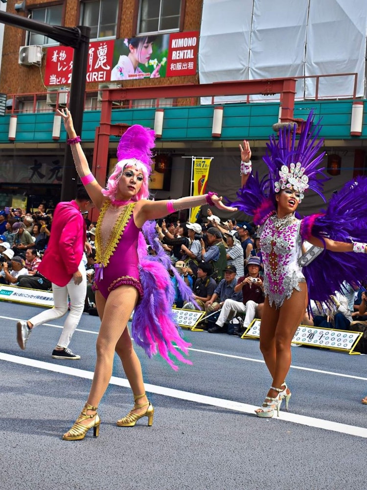 [画像1]サンバダンスはブラジル産ですが、東京の浅草エリアで1回目を見ました。2019年の第38回浅草サンバカーニバルからでした。本当にワクワクして嬉しかったです。残念ながら2020年からはコロナのせいでイベン