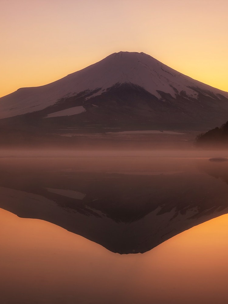 [画像1]日本の絶景ー富士山山中湖湖畔にて夕方の逆さ富士山。 湖面に霧が流れていて玄妙な美しさ。山梨山中湖村にて