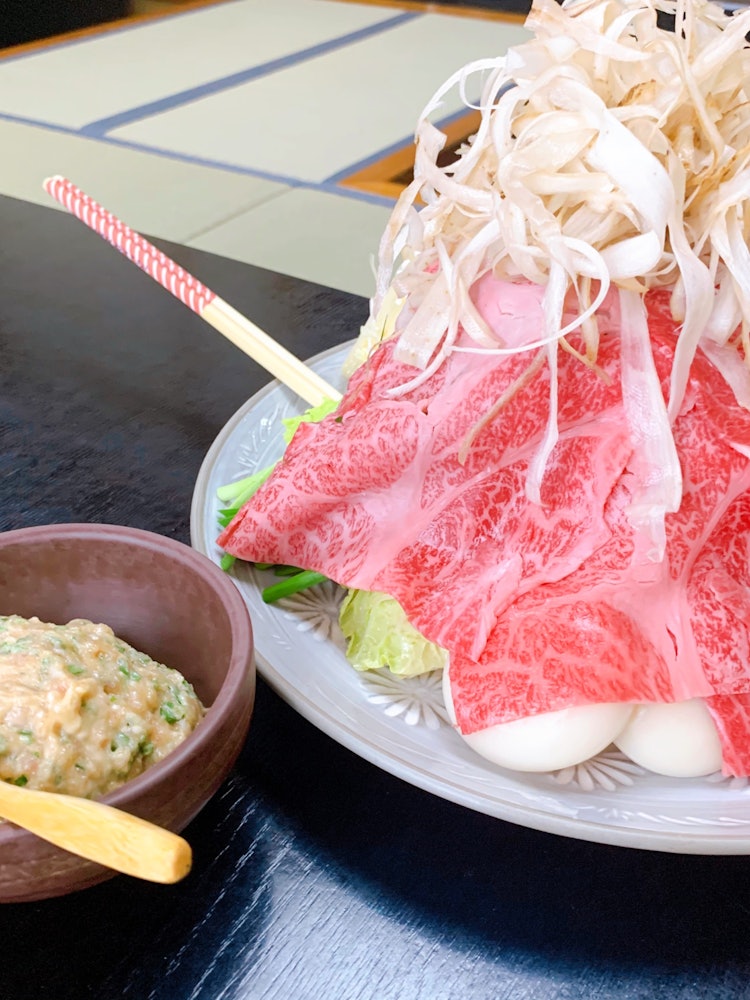 [画像1]近江牛のちゃんこ鍋です。 お肉の旨味がしょうゆの出汁にとても合っていておいしくいただきました。 シメの雑炊も絶品でした。