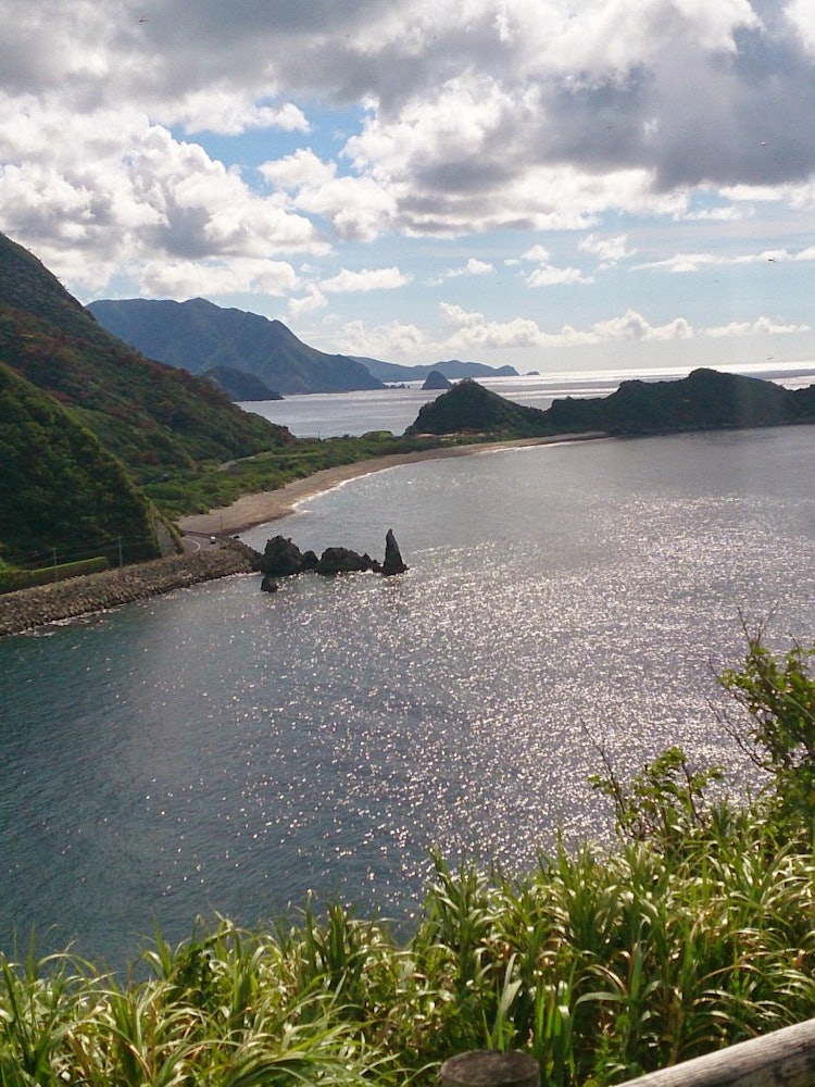 [画像1]鹿児島県奄美大島大和村戸円から見たヒエン浜。コロナが終わったらみんなで釣りに行きたいです。
