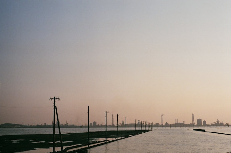 [画像1]もう撤去されたかどうかの光景、江川海岸水中電柱。