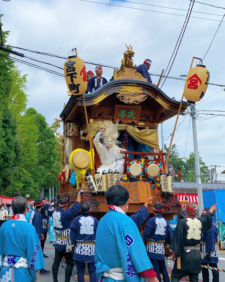 [画像1]22年10月16日撮影。川越祭りの写真です。川越氷川神社の前で撮りました。宮下町、日本武尊の山車が動き始めたところです。 天狐が舞っています。