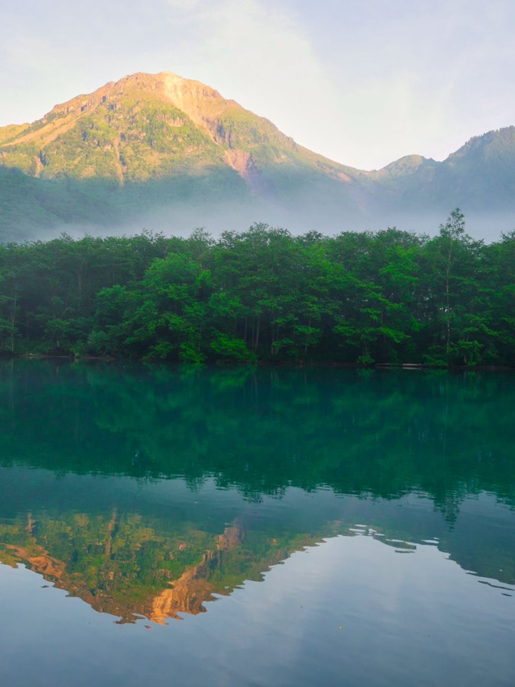 [Image1]It is Kamikochi in Nagano Prefecture.It is a Mt. Yake reflected in Taisho Pond at dawn.Even in the m