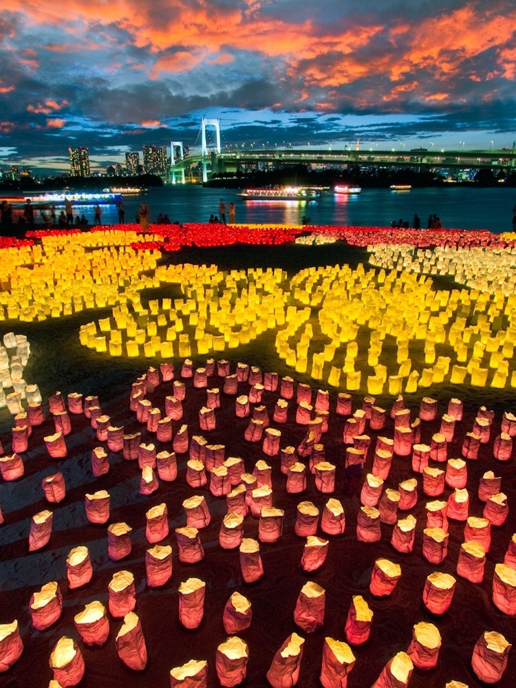 [Image1]Sea Lights Festival in OdaibaEvery year on Marine Day in July, a candle is lit in a seven-colored pa