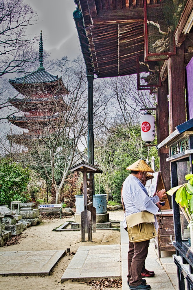 [相片1]四国祠堂第86号。 在Shidoji寺的境内，长满苔藓的五环塔，据说是海女的坟墓，上面覆盖着ubamegashi，静静地矗立着。