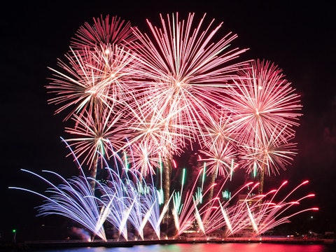 [이미지1]오늘, 2/12(월·쉐이크 홀리데이)는 2024년 제1회 「아타미 해양 불꽃놀이 축제」입니다!불꽃놀이는 각지에서 개최되고 있지만, 아타미의 특징은 발사 장소입니다.삼면이 산으로 둘
