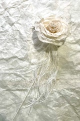 [画像2]和紙と、和紙の原料である楮の繊維をアレンジしたお花ができました。とっても繊細なのに意志の強さを感じる素敵な作品を生み出す方のことを想いながらつくってみたら、お気に入りの子になりました。心をこめて