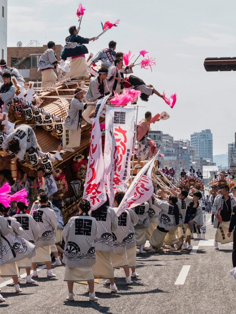 [画像1]神戸市東灘区で毎年行われるだんじり祭りの様子です。