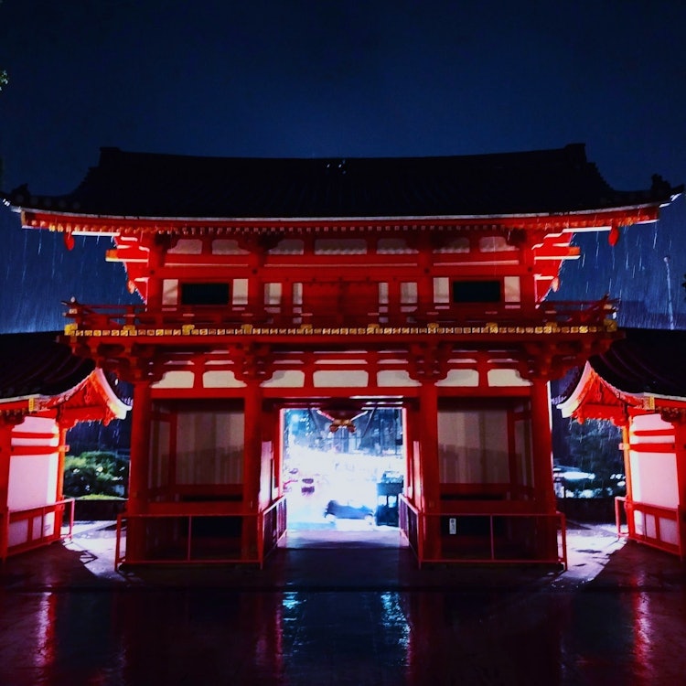 [相片1]八坂神社 / 京都 八坂神社 / 京都我在去年9月左右訪問過。 不幸的是，當時正在下雨，但它也被包裹在夢幻般的氣氛中！ 幾乎沒有遊客，而且由於某種原因，它😁處於特許狀態，那你為什麼不去參觀呢？我在去年