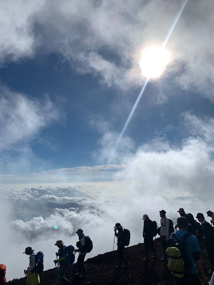 [相片1]去年夏天，我们一家四口第一次攀登富士山。 这条路比我想象的要艰难和艰难，但清晨阳光下云层之上的景色是我在地面上永远看不到的清晰世界。 天空无限宽阔，所有的颜色都如此鲜艳，简直太美了。 我希望这种美丽的