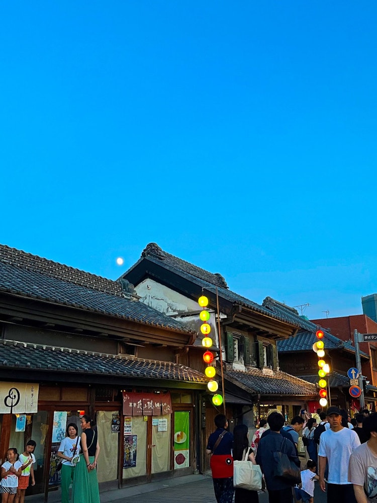 [相片1]川越百万灯节。川越被称为小江户或coedo。这个古老的风格或传统的日本城市被灯笼照亮。整个气氛看起来很美。人们甚至可以看到建筑物屋顶上的月亮。各国人民都洋溢着节日的气氛。那里有几场街头表演和舞台表演。