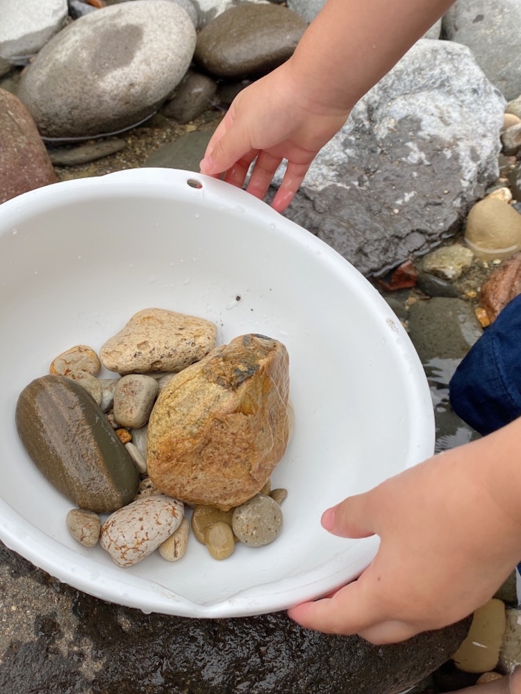[相片1]暑假回到乡村的乐趣之一是在河边烧烤。 小孩子对寻宝很着迷。 吹嘘自己是珠宝的孩子很可爱。