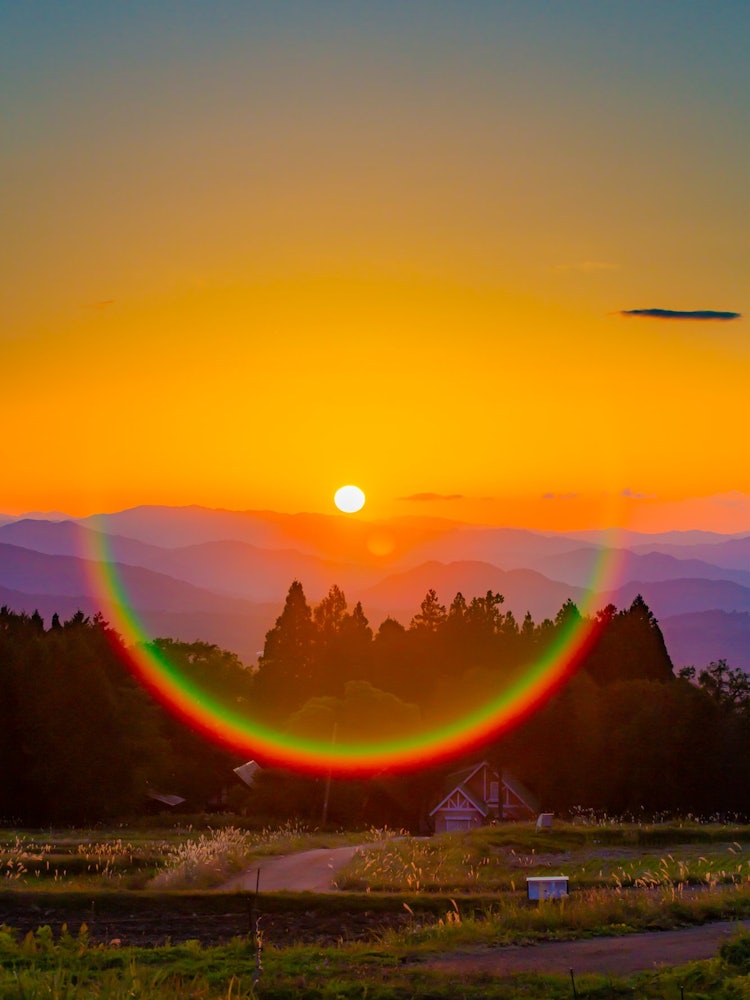 [画像1]日本の自然大山から眺める夕日に虹の円形も撮ることができて、素敵な夕日を眺めました。鳥取県にて