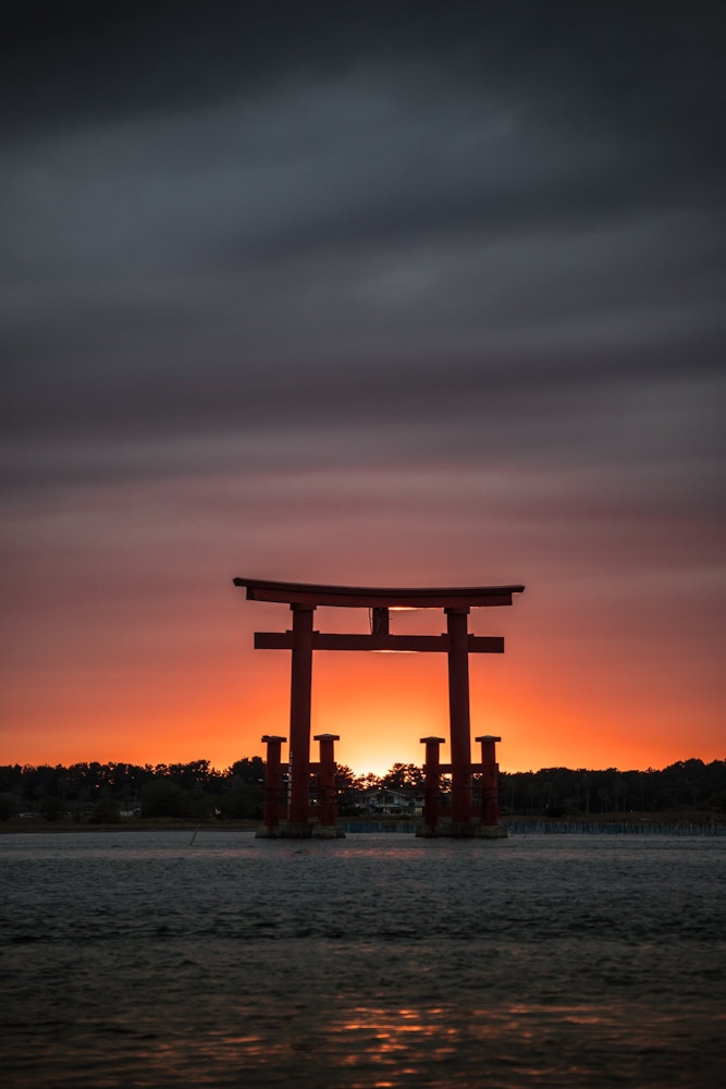 [画像1]静岡県浜松市にある弁天島海浜公園冬の冬至前後は海中鳥居の中に夕日が沈みフォトジェニックでカメラマンにも人気のスポット気温や天気によりその表情は様々で何度も訪れたくなるスポットです