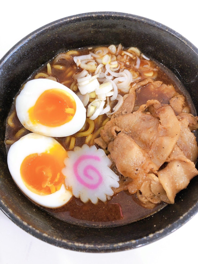 [이미지1]일본식 식탁. 코로나 바이러스 전염병으로 외식하기가 어렵 기 때문에 자신의 음식으로 외식하는 느낌에 빠져 있습니다. 오늘은 라면을 주문했습니다. 최근에는 인기 맛집의 라면을 쉽게 
