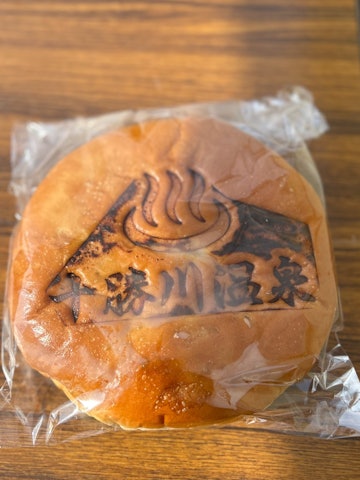 [相片1]10月19日，第75届北海道消防局大会召开，观光协会出售直径20厘米的巨型安潘！这是十胜川温泉第一酒店特别订购的，通常不出售。它是✨在活动期间可能出现的幻影面包。