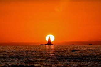 [相片1]它位于鹿儿岛县牧崎市每年的这个时候，当夕阳穿过立神岩时它被称为“Waxow Rock”。下面通常有云我无法拍下达摩和合作的照片，我拍了一张漂亮的照片。